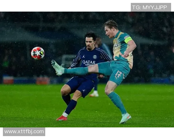 足球明星小狐狸的精彩瞬间与独特魅力尽在这组照片中展现 足球明星小狐狸的精彩瞬间与独特魅力尽在这组照片中展现