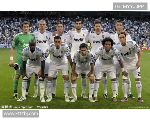 踮脚拍照的足球明星展现独特魅力与个性风采的背后故事